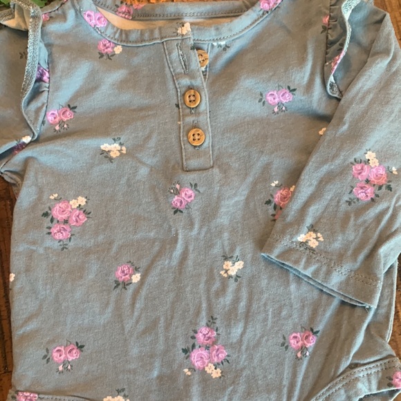 Set of 2 bodysuits from carters 3M - Picture 3 of 5